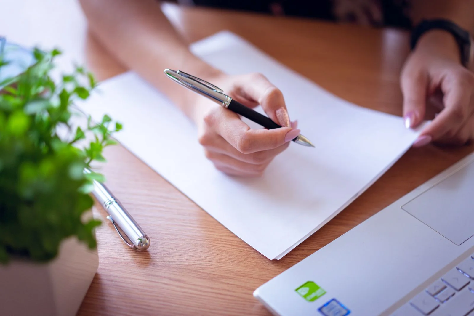 Prise de notes au stylo sur un bureau lumineux