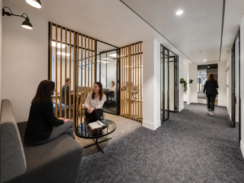 L'espace d'accueil de nos bureaux : claustras de bois, salon d'attente